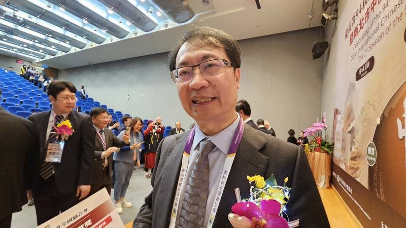 衛福部國家中醫藥研究所長蘇奕彰（中）10日透露，研究所在針對治療失智症等腦部疾病的「清腦一號」和中風復能的「醒腦一號」研發上都有很大突破，預計22日召開徵求技術轉移說明會，正式進入招商階段