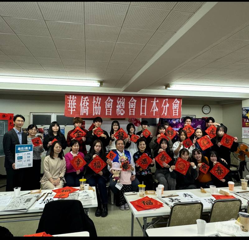 拿著自己最滿意的作品大合照，願龍年吉祥