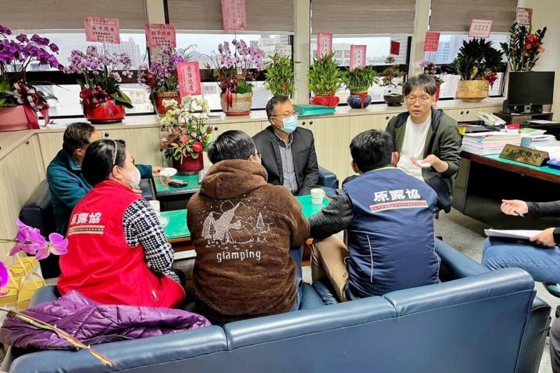 桃園市政府觀光旅遊局長周柏吟（後右）表示，市府在民國112年初即成立跨局處輔導小組及專業輔導團，邀集市府相關局處現勘會審，目前已輔導76家業者提出申請、22家通過第一階段露營場土地使用許可，113年將持續輔導加速協助露營業者朝合法化邁進。（桃園市政府觀光旅遊局提供）