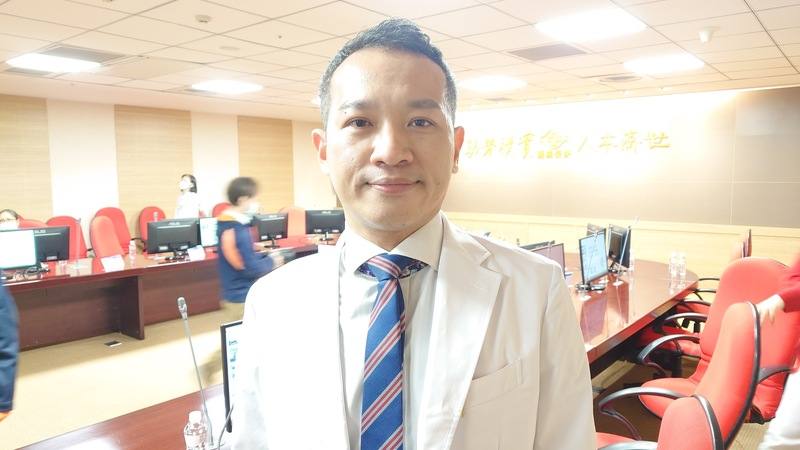 嘉義長庚紀念醫院運動醫學科醫師郭亮增（圖）11日指出，術後加速康復（ERAS）療程結合麻醉科醫師、復健科醫師、物理治療師等跨領域團隊，提供肩關節開刀患者完善照護，加速康復