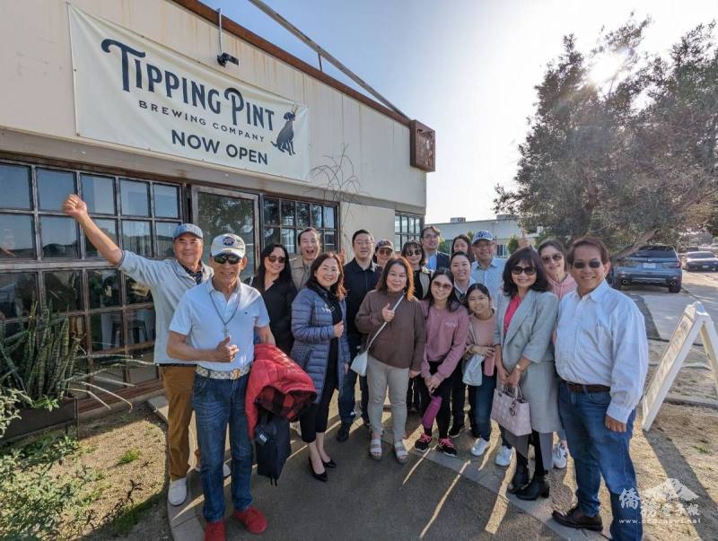 大家於餐廳前面合影