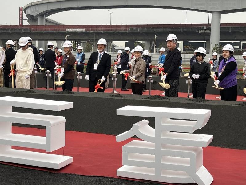 台中巨蛋歷經8次流標，11日舉行開工典禮，台中市長盧秀燕（前右4）與負責設計的日本建築師隈研吾（前右3）一同執鏟動土