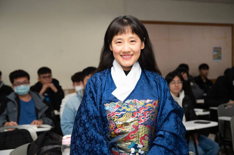 中國文化大學延攬孔子第76代孫孔令宜（中）出任中文系助理教授，她開設跨域人文課程，在上課時親自穿起明代衍聖公服，為學生演示山東曲阜孔府女官傳統服飾。（文大提供）