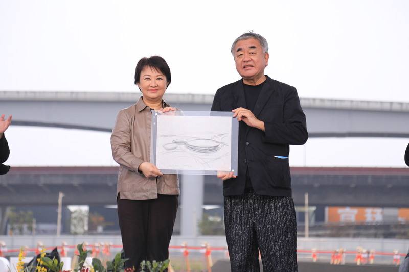 台中市政府11日舉行台中巨蛋開工典禮，負責設計的日本建築師隈研吾（右）在會中致贈巨蛋手稿給市長盧秀燕（左）做為紀念