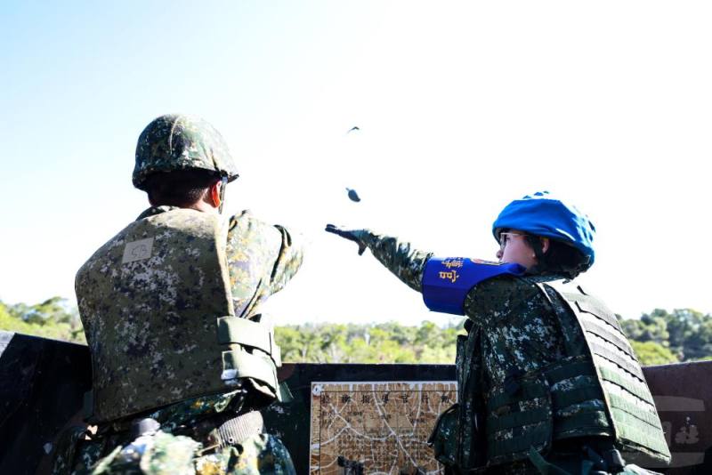 教官陪同役男投擲手榴彈。（軍聞社記者周昇煒攝）