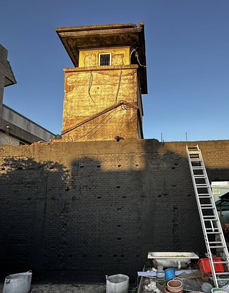 台中市東勢林爽文軍民萬人塚東勢社會館尖塔疑遭施工破壞，東勢區公所12日到場會勘，發現尖塔下方疑有整修痕跡，尖塔部分則無法察覺，將進一步了解。（台中市政府提供）