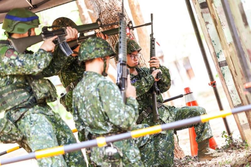 確保環境區域安全後，人員輪流警戒並更換彈匣。（軍聞社記者周昇煒攝）