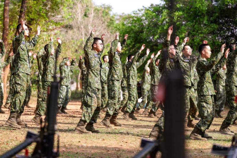 開合跳訓練。（軍聞社記者周昇煒攝）
