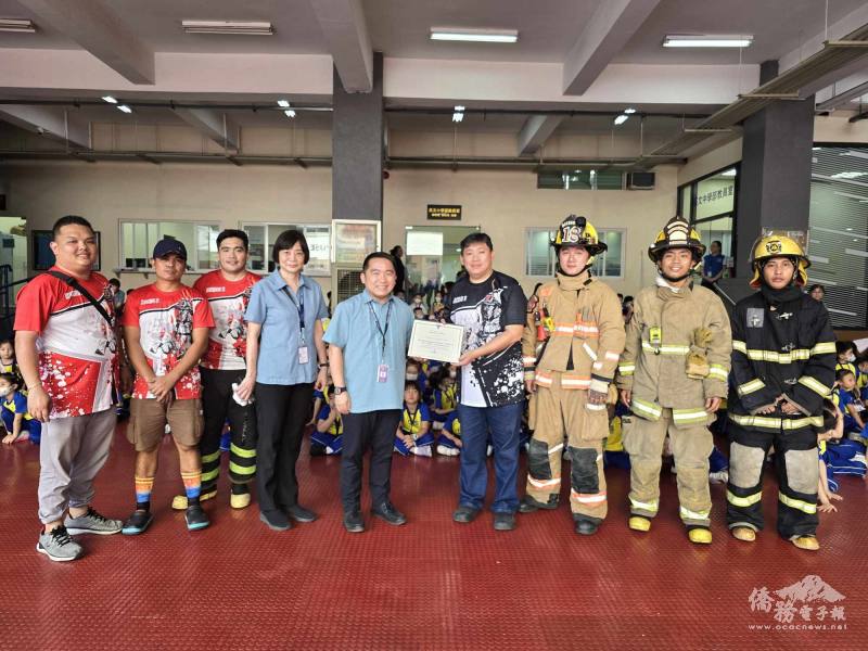 菲律賓中正學院頒贈感謝狀予菲華利未素惹防火會，並由蔡志堯(右4)代表接受