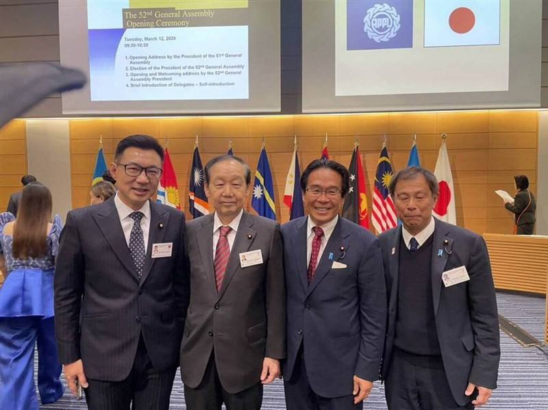 Taiwan's Deputy Legislative Speaker Johnny Chiang (first left) takes a picture with members of Japan's House of Representatives Shunichi Yamaguchi (second left), Jin Matsubara (third left) and Jimusho Wada at the APPU General Assembly in Tokyo Tuesday. Ph