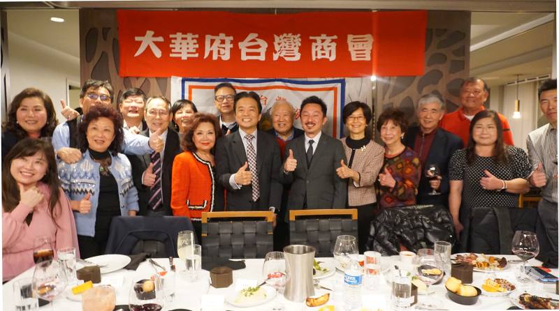 北美臺商聯合總會於3月11日在美國華府啟動為期4天的年度「叩門之旅」；駐美代表處副代表鄭榮俊和姜森與北美臺商會總會長江俊霖﹑北美臺商總會副總會長兼外交委員會主席白越珠及大華府臺商會等主要成員合影