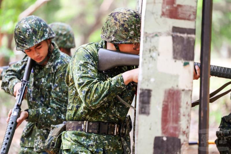 義務役役男們學習家屋突入。（軍聞社記者周昇煒攝）