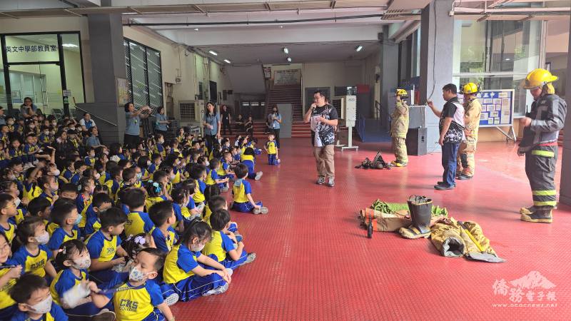 蔡立夫向上午班小朋友講解在何種情況下需要撥打911緊急電話