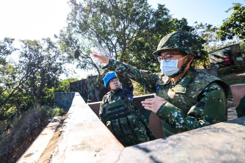 手榴彈順利投擲。（軍聞社記者周昇煒攝）