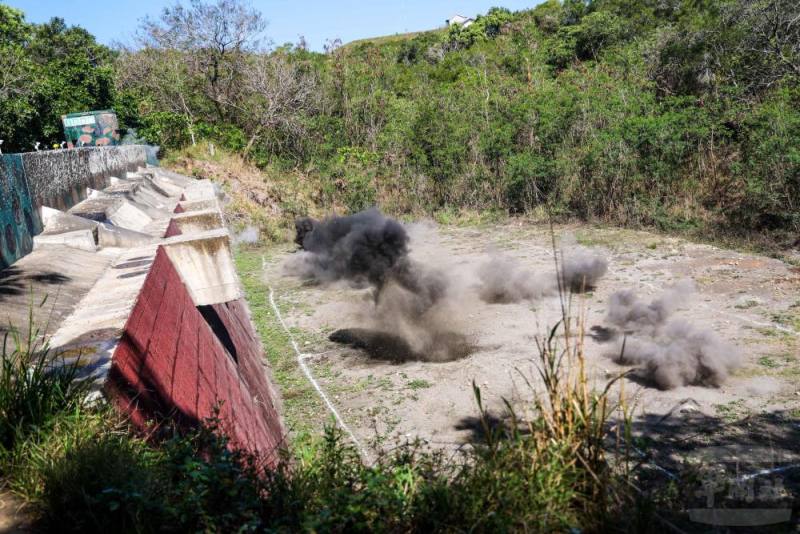 手榴彈在目標區爆炸。（軍聞社記者周昇煒攝）