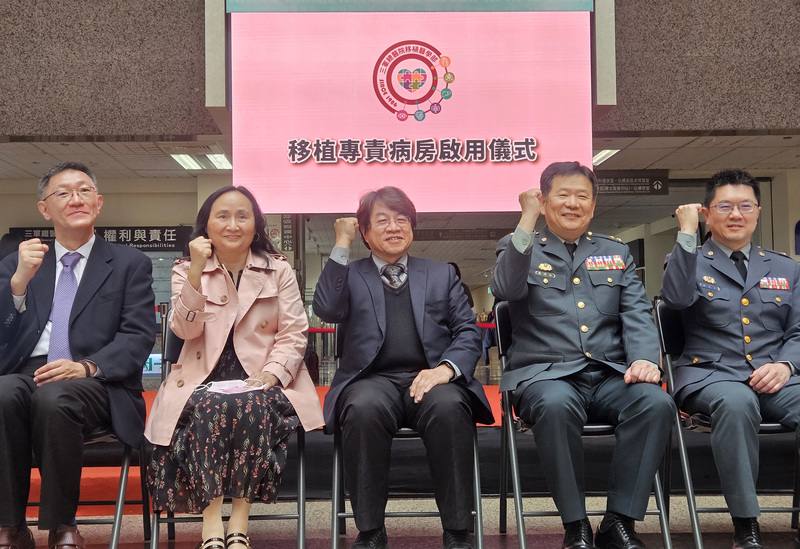 三軍總醫院移植專責病房啟用，移植患者不再四散各科別，集中資源提供更縝密照護。器捐中心董事長李明哲（中）認為，這是給奉獻大愛者最大尊重