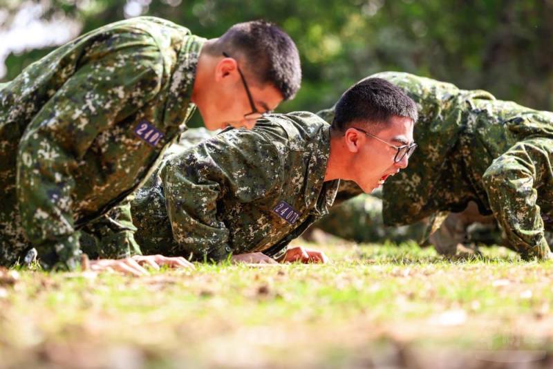 役男實施伏地挺身訓練。（軍聞社記者周昇煒攝）