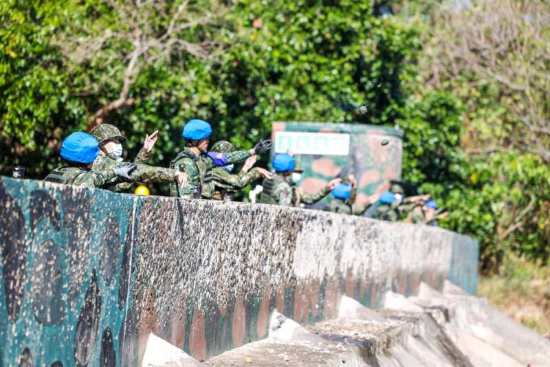 義務役役男進行手榴彈實彈投擲。（軍聞社記者周昇煒攝）