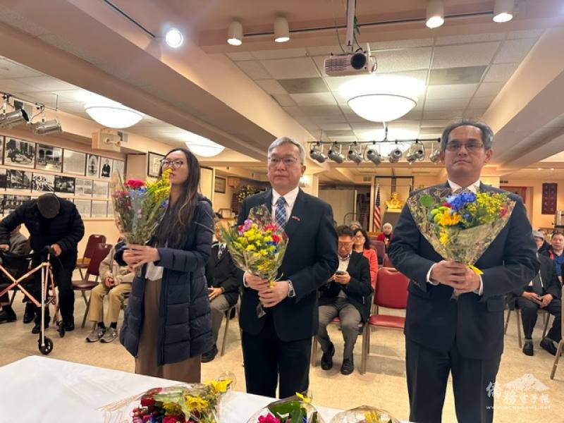 朱永昌率副組長張文榮及金山文教中心副主任劉岱欣獻花