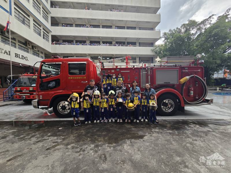 蔡立夫（第2排左2）、蔡志堯（第2排左1）與中正學院泉笙培幼園師生合影