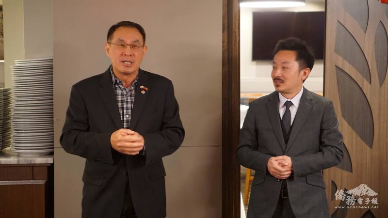 江俊霖(右)和諮詢委員陳世修(左)