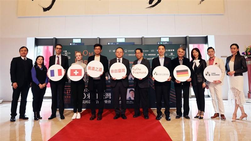 Culture Minister Shih Che (sixth left) is pictured with National Performing Arts Center Chairman Henry Kao (sixth right), National Symphony Orchestra Music Director Jun Märkl (fourth right) and others at a press conference in the National Concert Hall in 