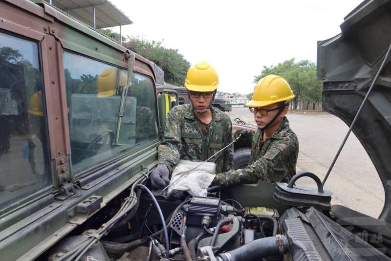陸軍機步第234旅保修連日前實施「連主官裝備檢查」，官兵依作業規範執行各項裝備清點及檢查工作