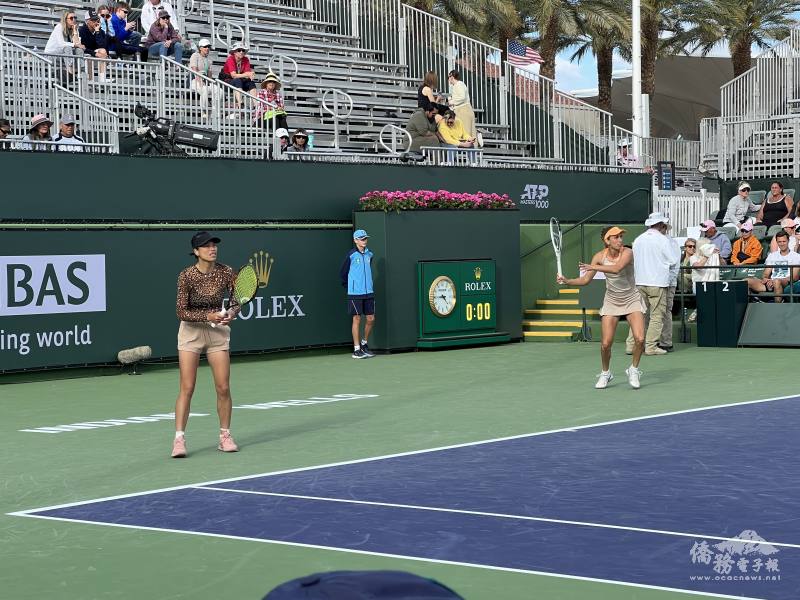 謝淑薇（左）和梅丹斯（右）在準決賽表現出絕佳配合