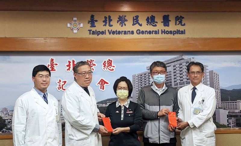 台北榮總14日舉行「正視肺癌家族化、早期發現療效佳」記者會，提醒民眾，肺癌風險族群不只吸菸者，具家族史者罹肺癌的機率，較其他不吸菸肺癌高危險族群還高。圖為參加肺癌早期偵測計畫的病友與北榮胸腔部團隊合影。