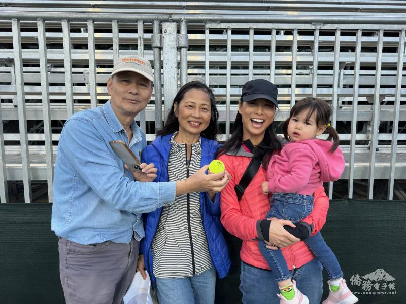 獲得簽名球的僑胞開心不已