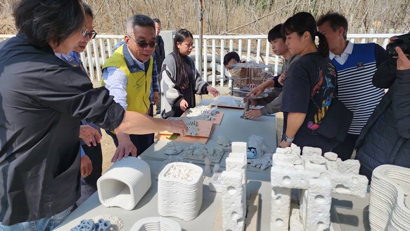 牡蠣殼屬生物性碳酸鈣，具備多元應用潛力，水試所澎湖中心也攜手各界，利用鹼激發、3D列印等技術發展水下復育材料、文創商品、再生綠建材等產品，在西嶼大菓葉工作站展示相關成果
