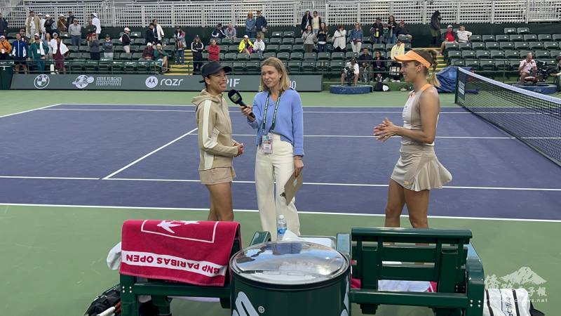 謝淑薇（左）在準決賽獲勝後接受記者採訪