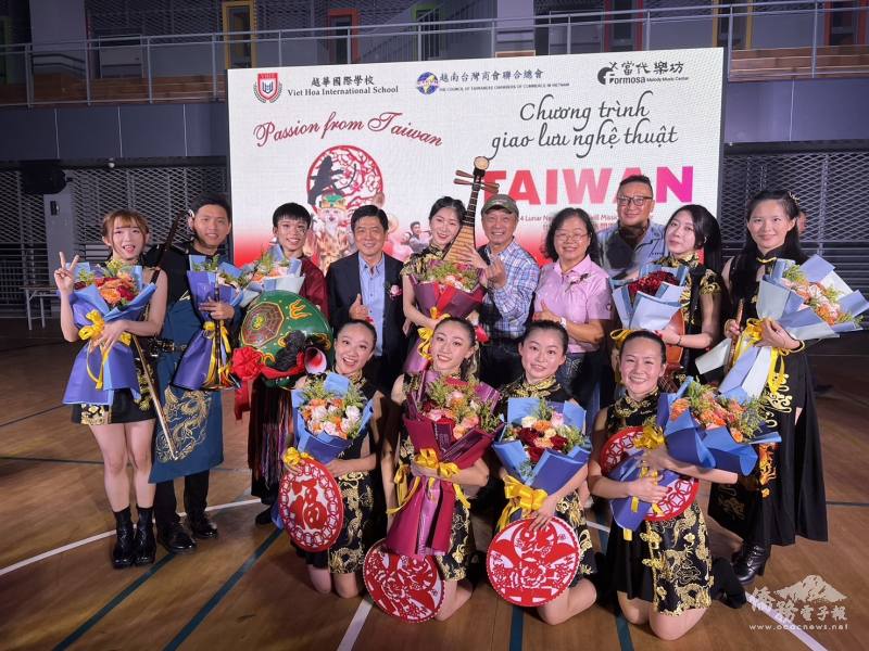 現場觀眾一起投入唱和，謝幕時觀眾起立鼓掌稱讚團員高專業水準的精采表演