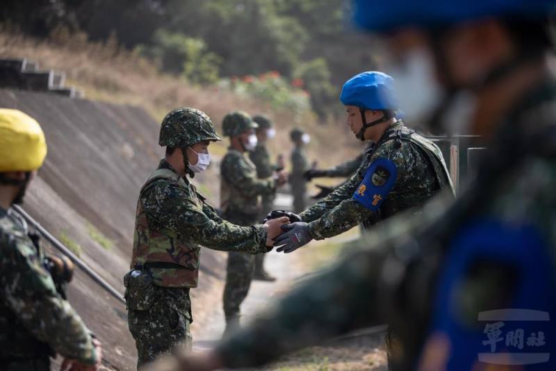 現場教官會依準則要求，以最嚴謹的態度仔細指導每個動作。（軍聞社記者王茗生攝）