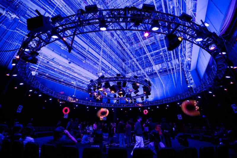 國家兩廳院推出坂本龍一「鏡：KAGAMI」節目，16日起將在國家戲劇院舞台登場，透過混合實境（MR）技術，觀眾穿戴好頭顯設備，能近距離看到日本傳奇音樂家坂本龍一的演奏身影，演出時也可自由走動或坐下聆賞。（國家兩廳院提供）