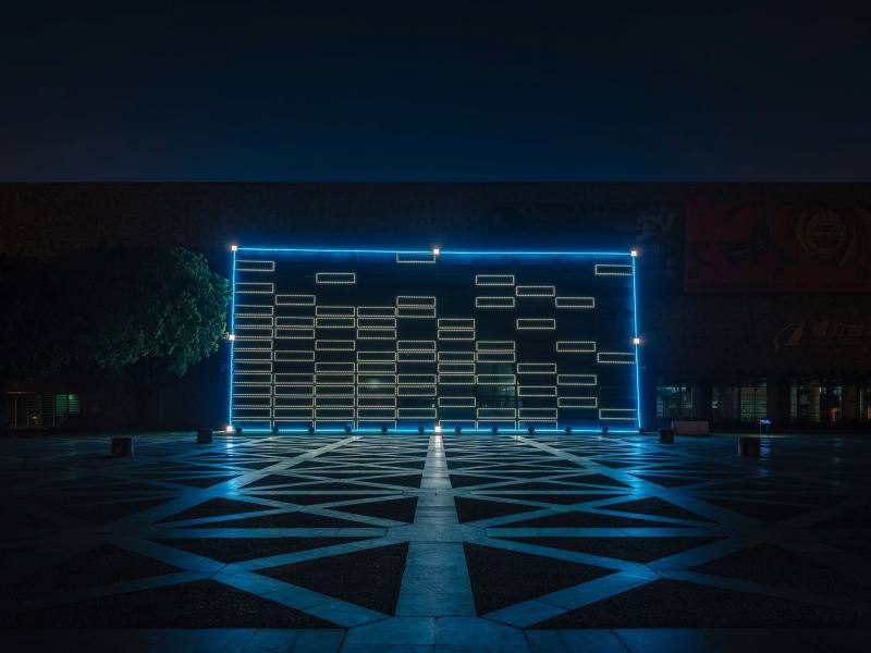 謝佑承，〈限時動態：選取〉，2024，線形燈、流星燈、金屬結構、微電腦控制系統。1200_(H)_x_2600_(W)_cm。（Photo_Credit__FIXER_Photographic_Studio_定影影像工作室）