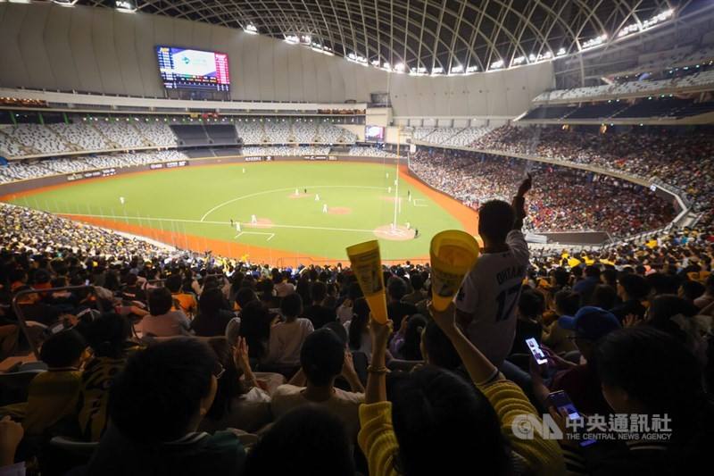 CPBL fans flood the Taipei Dome on Saturday. CNA photo