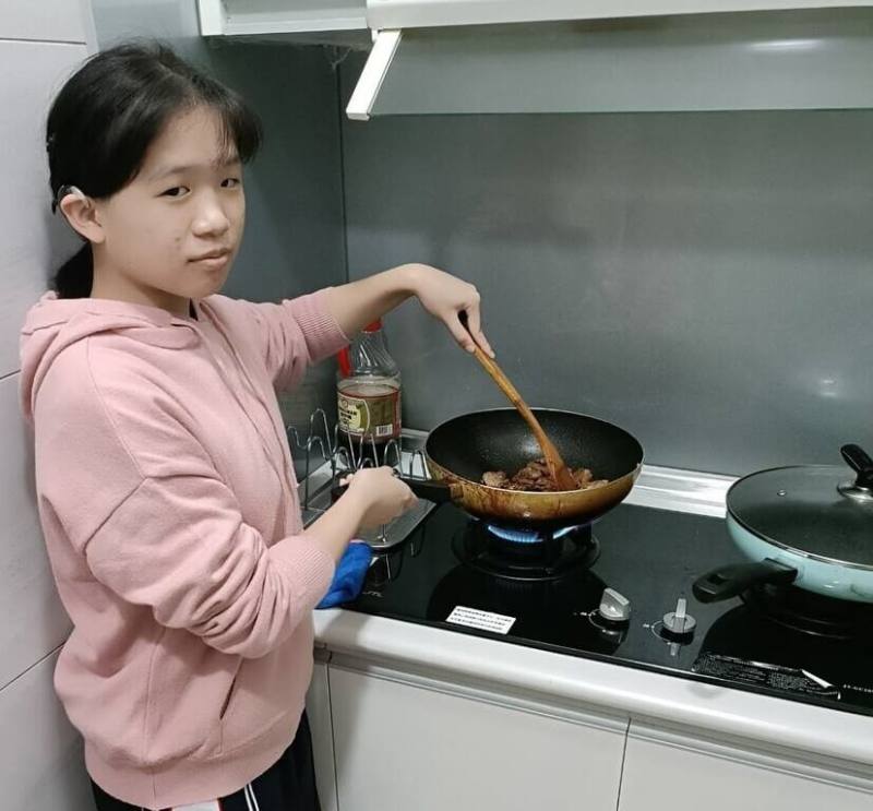 16歲周俞姍因先天性重度聽力障礙，需要花更多時間和力氣與人溝通，但她仍保有夢想，希望能開1家屬於自己的咖啡廳，17日獲家扶基金會自強兒少表揚。（家扶基金會提供）