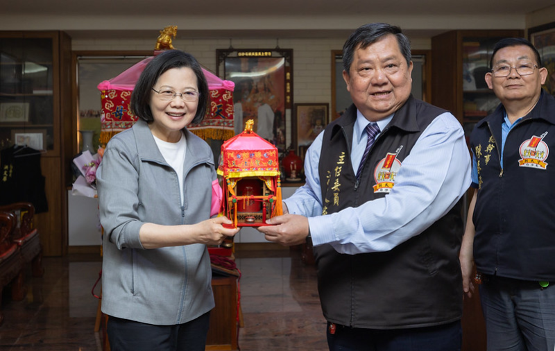 總統捧持「淨香爐」為媽祖神轎進行「淨轎儀式」