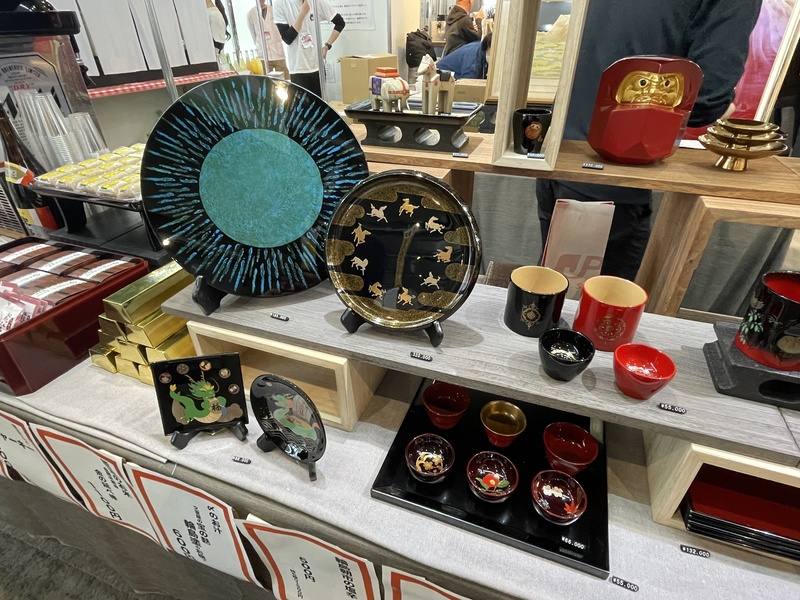 輪島塗是起源於能登半島石川縣輪島市的漆器，在日本室町時代（1336至1573年）起開始生產，1977年被日本政府列為國家的重要無形文化財