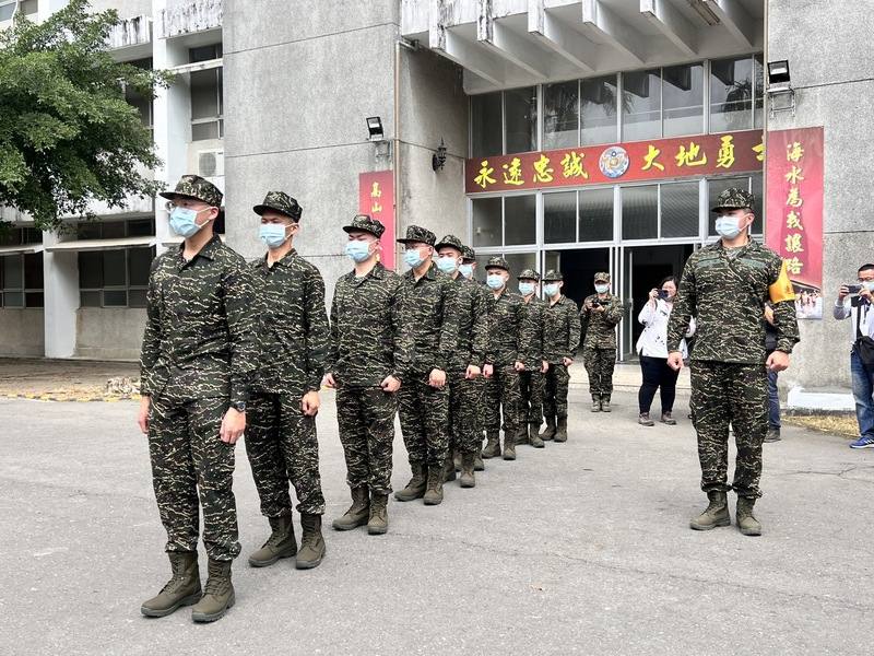 國軍今年起恢復1年期義務役，圖為海軍首梯役男5日到屏東龍泉海軍陸戰隊新訓中心報到