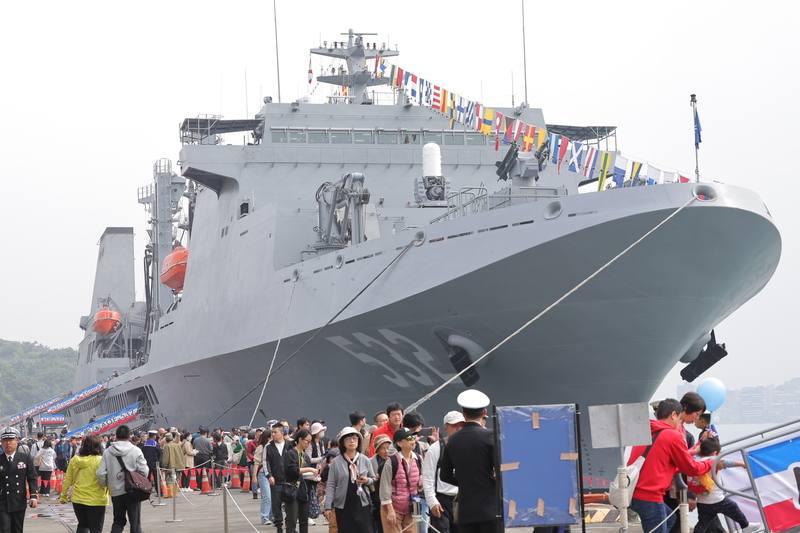 海軍敦睦遠航訓練支隊16日起一連兩天靠泊基隆港西岸碼頭，磐石、迪化及成功共3艘軍艦開放民眾參觀，吸引大批人潮排隊等待登艦。 (圖：中央社)