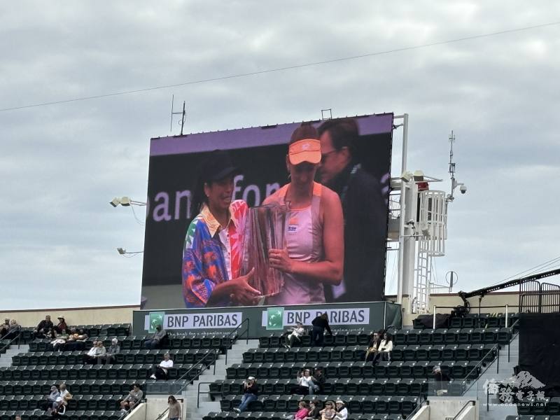 謝淑薇（左）和她的搭檔興奮地接過了冠軍獎盃