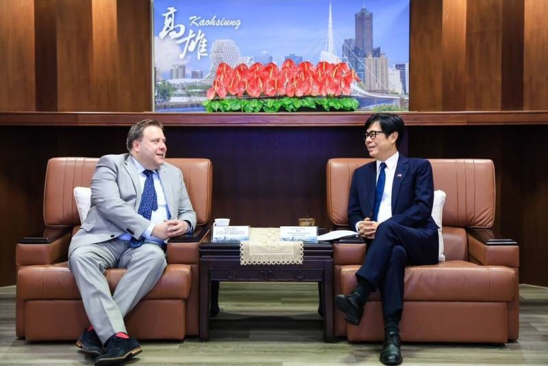 斯洛伐克經濟文化辦事處代表霍布諾（Bruno Hromy）（左）18日拜會高雄市長陳其邁（右），探討電動巴士及數位科技等領域合作。（高雄市政府行政暨國際處提供）