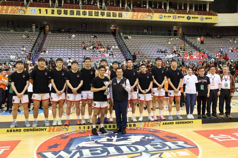 體育署鄭世忠署長（前排右）頒發112學年度HBL高中籃球甲級聯賽男生組亞軍予新竹市光復高中