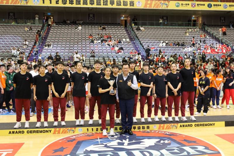 教育部鄭世忠署長（前排右）頒發112學年度HBL高中籃球甲級聯賽女生組亞軍予高雄市普門中學