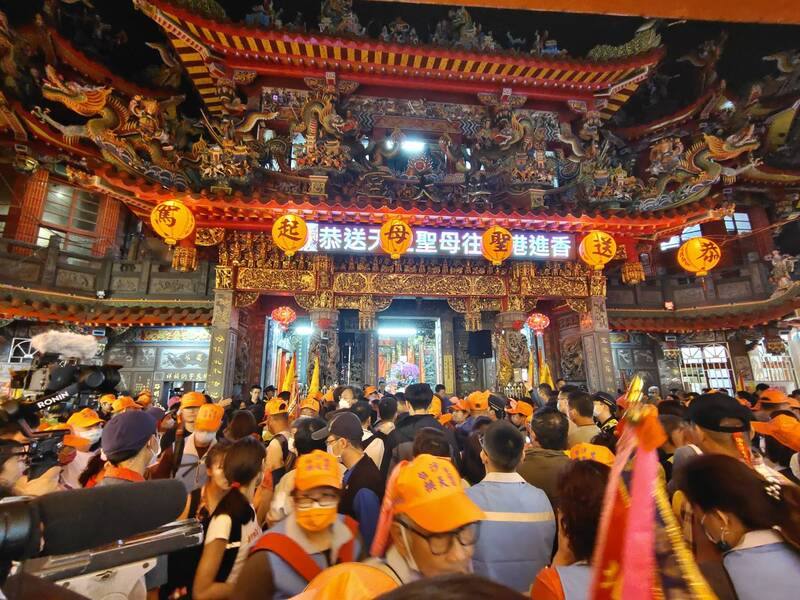 2024白沙屯媽祖徒步進香活動18日凌晨登轎起駕，圖為17日隨著出發時間接近，拱天宮廟前越晚越熱鬧，香燈腳從各地湧入，場面熱鬧。