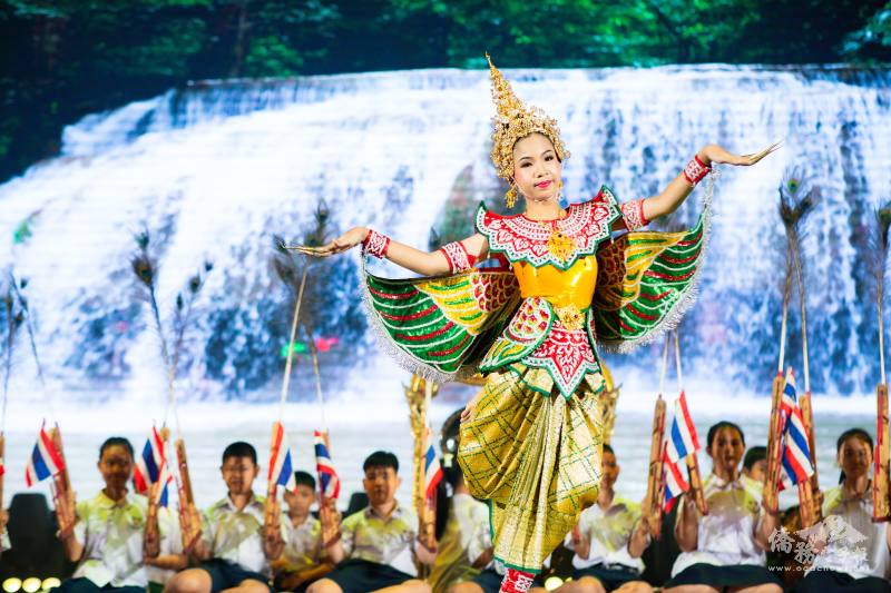「當代樂坊」表演結束後，泰國北欖府在地小學生表演泰國傳統樂曲及舞蹈，展現臺泰文化交流與對話