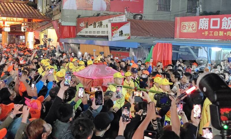 2024苗栗縣通霄鎮白沙屯拱天宮媽祖往雲林北港朝天宮進香活動18日凌晨起駕出發，被稱為「粉紅超跑」的鑾轎引領大批香燈腳，展開9天8夜的宗教之旅。