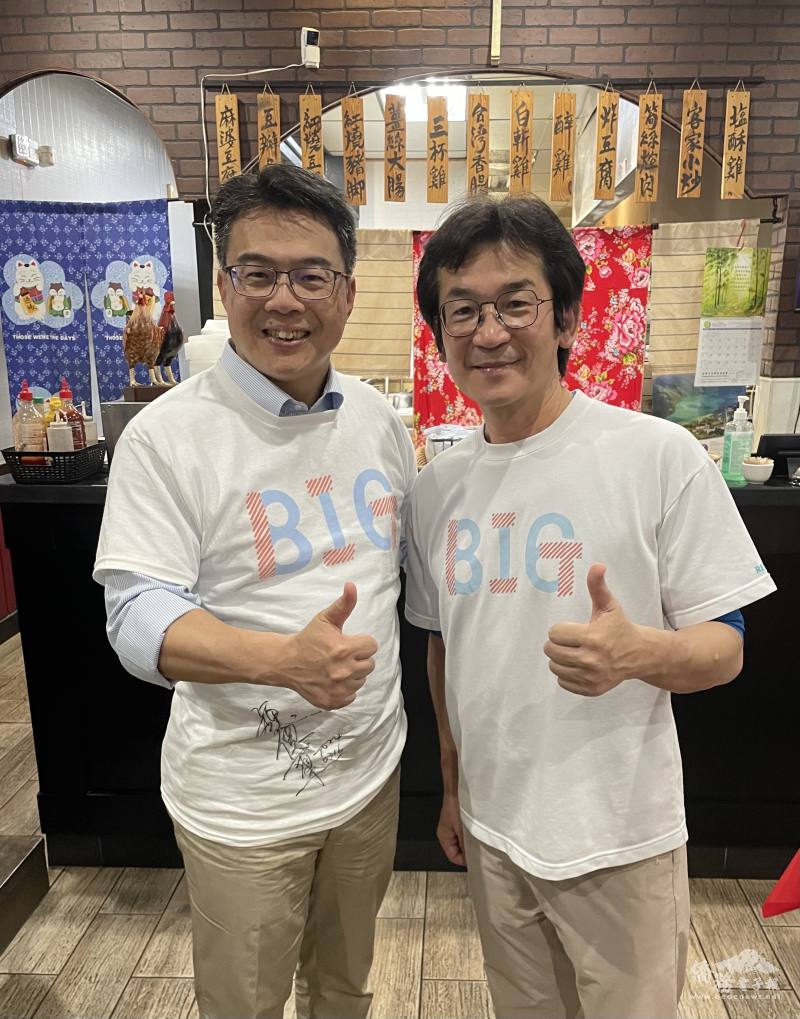 周啟宇鼓勵鄉親支持臺灣藝術文化，魏德聖親自為大家的T-shirt簽名